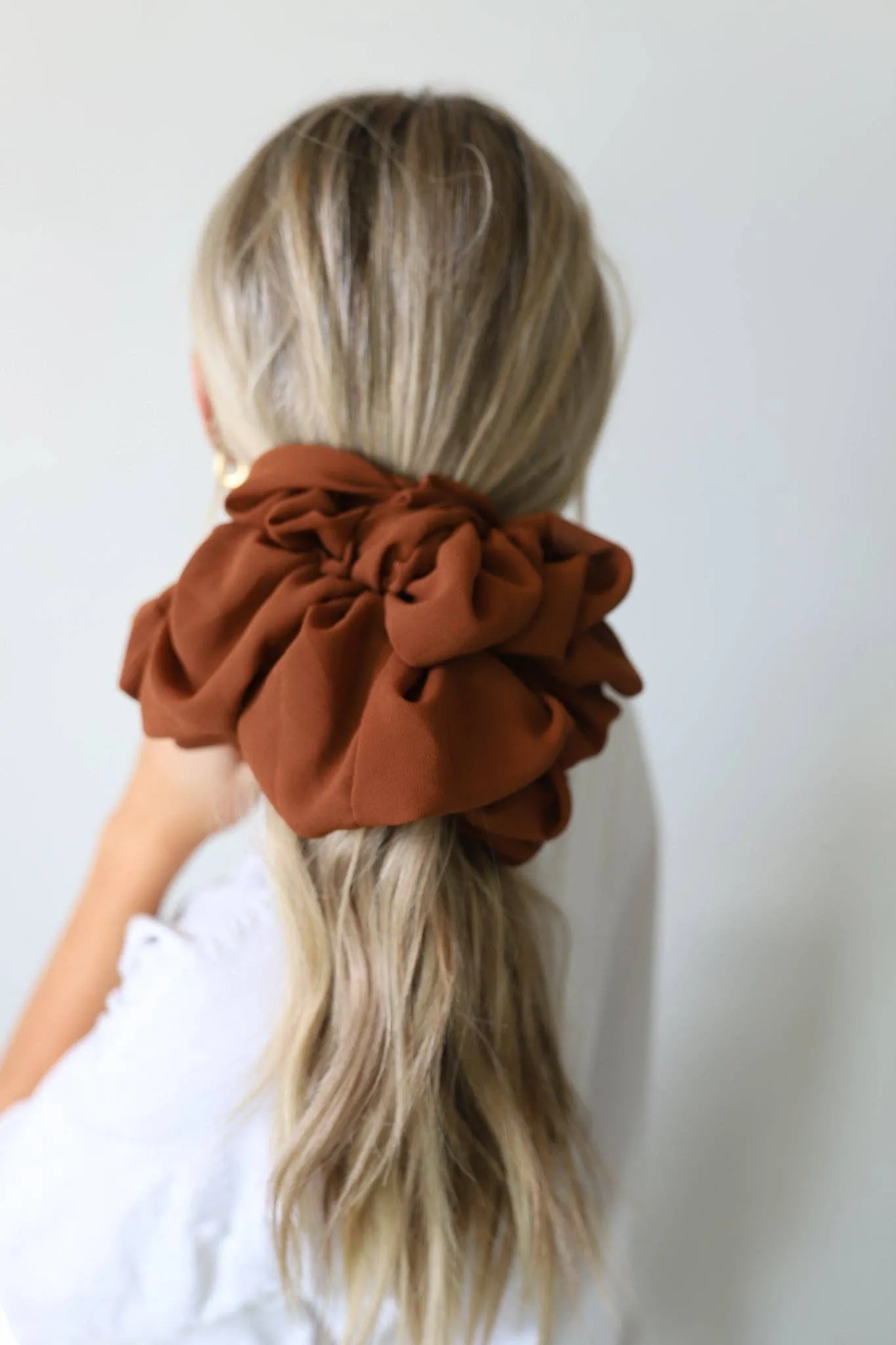 BROWN JUMBO SCRUNCHIE