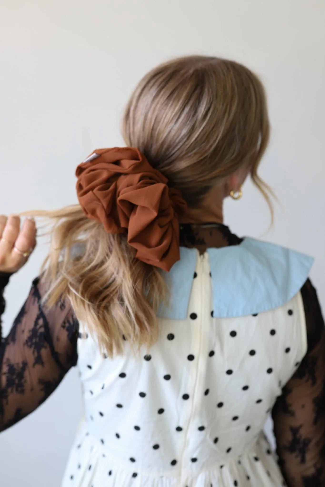 BROWN JUMBO SCRUNCHIE